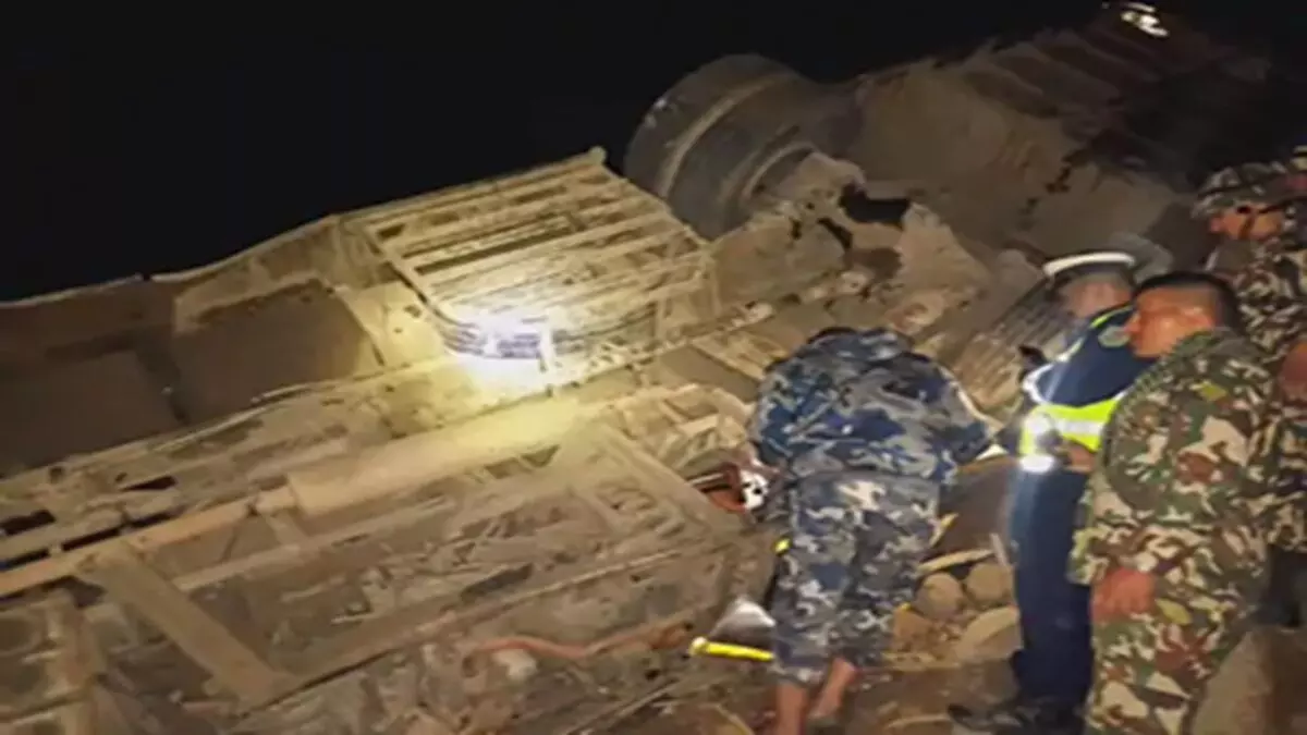 नेपाल में बस हाईवे से नदी में गिरी, 18 की मौत:25 घायल, मरने वालों में 2 विदेशी नागरिक नेपाल में बस हाईवे से नदी में गिरी, 18 की मौत:25 घायल, मरने वालों में 2 विदेशी नागरिक