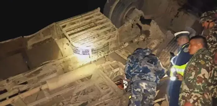 नेपाल : नदी में गिरी बस, एक चीनी नागरिक की मौत नेपाल : नदी में गिरी बस, एक चीनी नागरिक की मौत