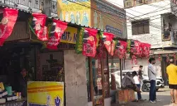 अवैध सेंट्रल मार्केट प्रकरण- भाजपा के विरोध में व्यापारियों ने लगाए सपा के झंडे