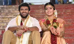 पति-पत्नी बने विजय देवरकोंडा-रश्मिका मंदाना, तेलुगू रिवाजों से शादी संपन्न, पैप्स को बांटी मिठाई