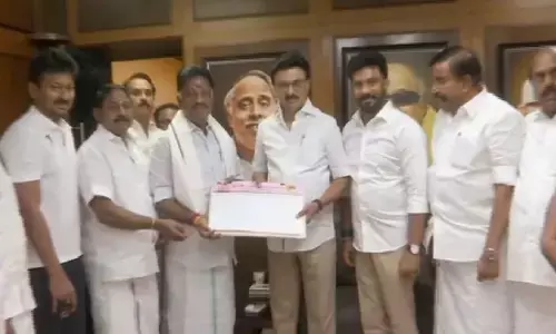 तमिलनाडु में चुनाव से पहले बड़ा उलटफेर, द्रमुक में शामिल हो गए पूर्व सीएम ओ पन्नीरसेल्वम तमिलनाडु में चुनाव से पहले बड़ा उलटफेर, द्रमुक में शामिल हो गए पूर्व सीएम ओ पन्नीरसेल्वम