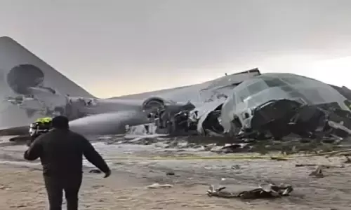 बोलिविया में नोटों से भरा सेना का विमान हाईवे पर क्रैश: 15 लोगों की मौत, पैसे बटोरने को उमड़ी भीड़