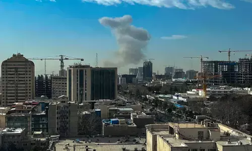 इजरायल के साथ अमेरिका भी कर रहा ईरान पर हमले, खामेनेई के ऑफिस के पास धमाके; हवाई क्षेत्र बंद