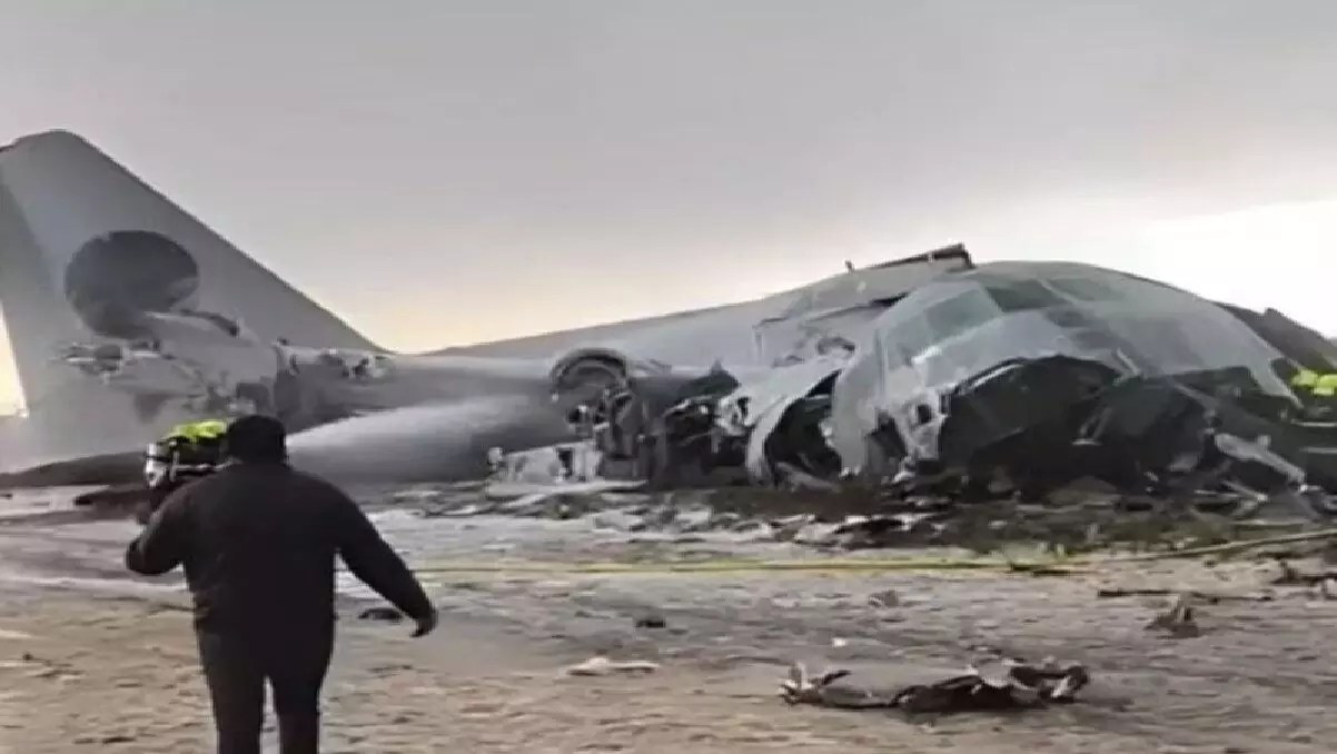 बोलिविया में नोटों से भरा सेना का विमान हाईवे पर क्रैश: 15 लोगों की मौत, पैसे बटोरने को उमड़ी भीड़ बोलिविया में नोटों से भरा सेना का विमान हाईवे पर क्रैश: 15 लोगों की मौत, पैसे बटोरने को उमड़ी भीड़