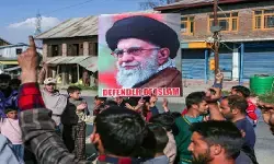 खामेनेई की मौत के बाद भारत तक पहुंच गई प्रदर्शन की आग, कश्मीर में सड़कों पर उतरे लोग खामेनेई की मौत के बाद भारत तक पहुंच गई प्रदर्शन की आग, कश्मीर में सड़कों पर उतरे लोग