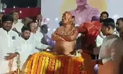 अढाले गांव के गुरुकुल विद्यालय परिसर में स्थापित की गई अजित पवार की प्रतिमा