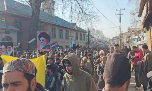 खामेनेई की मौत पर कश्मीर में विरोध प्रदर्शन तेज, दो दिन तक स्कूल-कॉलेज बंद