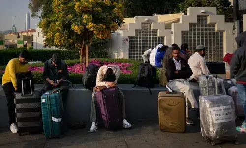 ईरान युद्ध का भारत पर सीधा असर, सैकड़ों फ्लाइट्स रद्द और नागरिक फंसे ईरान युद्ध का भारत पर सीधा असर, सैकड़ों फ्लाइट्स रद्द और नागरिक फंसे