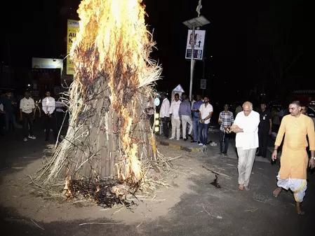 अहमदाबाद : वैदिक होली सेलिब्रेशन में शामिल हुए सीएम भूपेंद्र पटेल अहमदाबाद : वैदिक होली सेलिब्रेशन में शामिल हुए सीएम भूपेंद्र पटेल