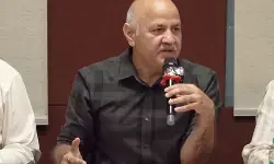 होली के दिन दिल्ली में शराब की दुकान खुले रहने पर सियासत, आप ने जताई आपत्ति