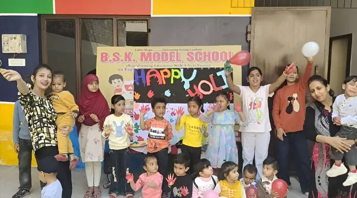 बी०एस०के० मॉडल स्कूल में होली के रंगों के साथ भाईचारे का संदेश