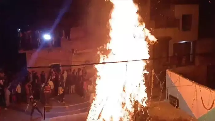 रामनगर में शुभ मुहूर्त पर हुआ होलिका दहन