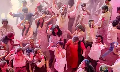 Holi 2026:  देशभर में रंगोत्सव की धूम, शहर-शहर उड़ रहा गुलाल; नेताओं ने दी होली की शुभकामनाएं