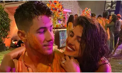 सितारों ने रंगों के संग मनाया उत्सव, प्रियंका चोपड़ा से जावेद अख्तर तक सोशल मीडिया पर छाए सेलिब्रिटीज के रंग-बिरंगे अंदाज़ सितारों ने रंगों के संग मनाया उत्सव, प्रियंका चोपड़ा से जावेद अख्तर तक सोशल मीडिया पर छाए सेलिब्रिटीज के रंग-बिरंगे अंदाज़