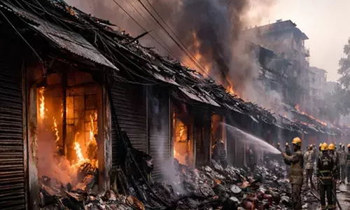 मध्यमग्राम में भीषण आग : एक की मौत, कई घायल मध्यमग्राम में भीषण आग : एक की मौत, कई घायल