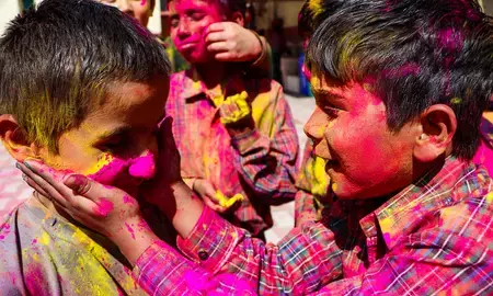 होली के कपड़ों पर लगे रंग के दागों से परेशान न हों, साफ करने के आसान टिप्स अपनाएं