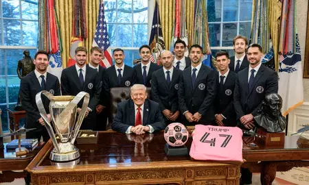 व्हाइट हाउस में ट्रंप ने फुटबॉल स्टार लियोनेल मेसी और इंटर मियामी टीम को किया सम्मानित व्हाइट हाउस में ट्रंप ने फुटबॉल स्टार लियोनेल मेसी और इंटर मियामी टीम को किया सम्मानित