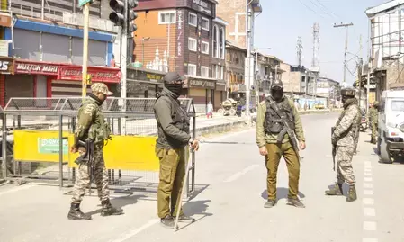 जुमे की नमाज से पहले श्रीनगर के लाल चौक इलाके में कड़े प्रतिबंध, लोगों की आवाजाही पर रोक