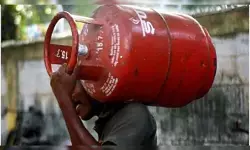 घरेलू एलपीजी सिलेंडर 60 रुपये, वाणिज्यिक सिलेंडर 114.50 रुपये महंगा