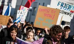 जर्मनी के हजारों स्कूली छात्र अनिवार्य सैन्य सेवा के खिलाफ सड़कों पर उतरे
