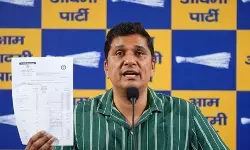 दिल्ली में 2500 रुपए की ‘मोदी गारंटी’ पर सियासत तेज, आप ने उठाए सवाल