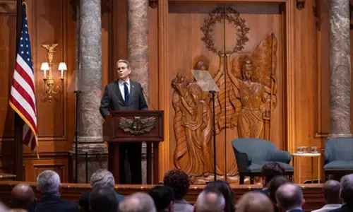 अमेरिका रूस पर तेल प्रतिबंधों में ढील देने पर विचार