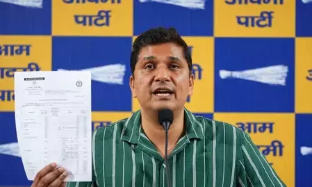 दिल्ली में 2500 रुपए की ‘मोदी गारंटी’ पर सियासत तेज, आप ने उठाए सवाल दिल्ली में 2500 रुपए की ‘मोदी गारंटी’ पर सियासत तेज, आप ने उठाए सवाल