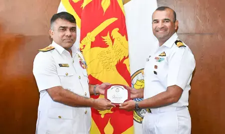 आईएनएस तरंगिणी श्रीलंका नौसेना के सी राइडर्स के साथ समुद्री प्रशिक्षण के लिए कोलंबो पहुंची