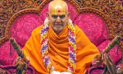 पुष्पदोलोत्सव: तीर्थधाम सारंगपुर में मनाया गया फूलडोल रंगोत्सव, परम पूज्य महंत स्वामी महाराज का हुआ अभिनंदन