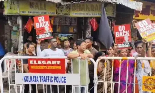 पश्चिम बंगाल में मुख्य चुनाव आयुक्त का विरोध, कोलकाता में लगे गो बैक के नारे और दिखाया गया काला झंडा
