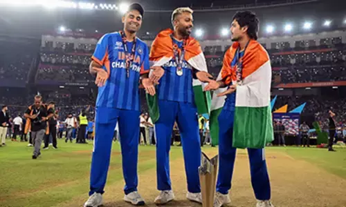 टीम इंडिया की ऐतिहासिक जीत पर जश्न में डूबा बॉलीवुड, अमिताभ से शाहरुख तक सेलेब्स ने दी बधाई टीम इंडिया की ऐतिहासिक जीत पर जश्न में डूबा बॉलीवुड, अमिताभ से शाहरुख तक सेलेब्स ने दी बधाई