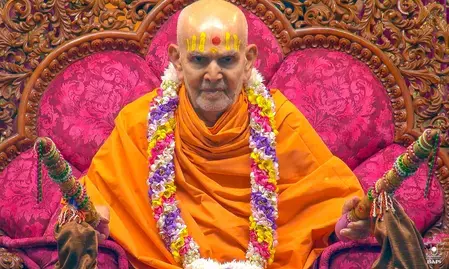 पुष्पदोलोत्सव: तीर्थधाम सारंगपुर में मनाया गया फूलडोल रंगोत्सव, परम पूज्य महंत स्वामी महाराज का हुआ अभिनंदन