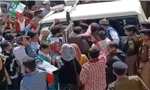 सुरक्षा व्यवस्था तोड़कर यूकेडी कार्यकर्ता विधानसभा परिसर तक पहुंचे