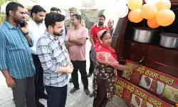 रामपुर में ‘कबाड़ से रोजगार’ मॉडल: बेकार एंबुलेंस बनीं मोबाइल दुकानें, रेहड़ी-पटरी संचालकों को मिला स्थायी ठिकाना