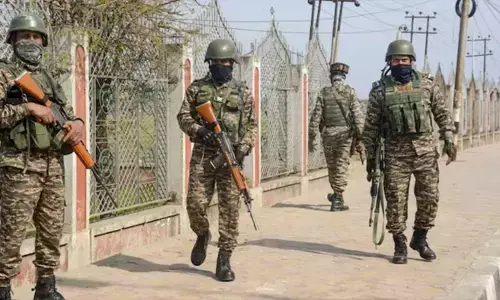 LOC पर घुसपैठ नाकाम, पाक आतंकी ढेर LOC पर घुसपैठ नाकाम, पाक आतंकी ढेर