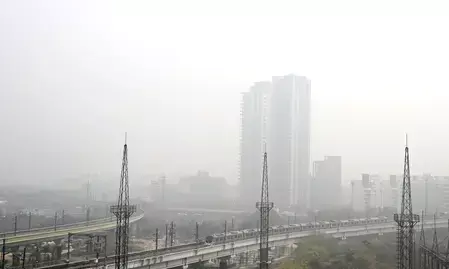 दिल्ली-एनसीआर मौसम से बेहाल: सुबह धुंध, दिन में तपिश और हर तरफ हवा जहरीली