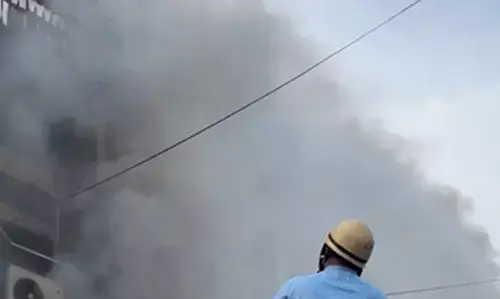 नोएडा फैक्ट्री में भीषण आग, मजदूरों का रेस्क्यू ऑपरेशन सफल