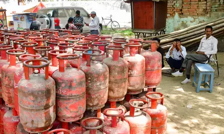 मध्य प्रदेश: भोपाल के गांधी नगर में एलपीजी सिलेंडरों की कालाबाजारी का भंडाफोड़