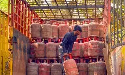 मुंबई में गैस सिलेंडरों की कालाबाजारी, राशन वितरण विभाग ने पकडा स्टॉक