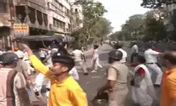 कोलकाता में भाजपा–टीएमसी कार्यकर्ताओं के बीच झड़प, पत्थरबाजी में कई घायल; पीएम मोदी के दौरे के बीच बढ़ा तनाव कोलकाता में भाजपा–टीएमसी कार्यकर्ताओं के बीच झड़प, पत्थरबाजी में कई घायल; पीएम मोदी के दौरे के बीच बढ़ा तनाव