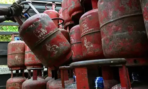 गैस संकट को लेकर उपभोक्ता परेशान, प्रशासन सतर्क: छापेमारी में कालाबाजारी के नहीं मिले सबूत गैस संकट को लेकर उपभोक्ता परेशान, प्रशासन सतर्क: छापेमारी में कालाबाजारी के नहीं मिले सबूत