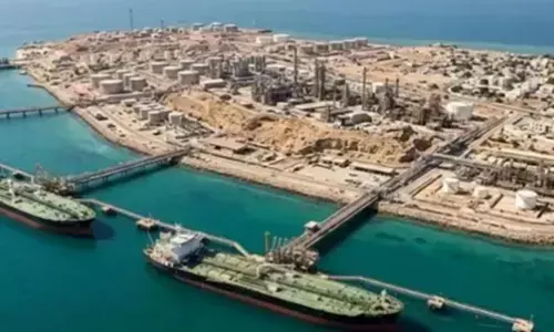 ईरान के खार्ग द्वीप पर अमेरिका का बड़ा हवाई हमला, ट्रंप का दावा- सभी सैन्य ठिकाने नष्ट; तेल ढांचे को जानबूझकर छोड़ा