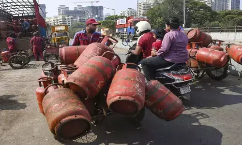 यूपी में एलपीजी सिलेंडरों की कालाबाजारी पर कड़ी कार्रवाई, 24 एफआईआर दर्ज, 6 गिरफ्तार