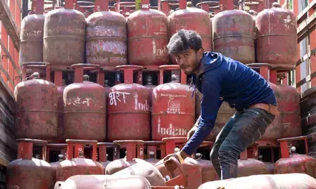 उत्तर प्रदेश: एलपीजी सिलेंडरों की कालाबाजारी के खिलाफ कार्रवाई जारी, हजारों स्थानों पर छापेमारी