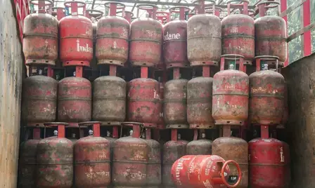 बिहार के मधुबनी में गैस सिलेंडर जब्त, आरजेडी विधायक ने एलपीजी संकट का लगाया आरोप