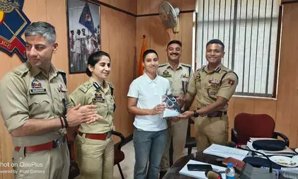 भारतीय सेना में चयनित मृगु सांब्याल का सम्मान, डीआईजी और एसएसपी ने किया सम्मानित