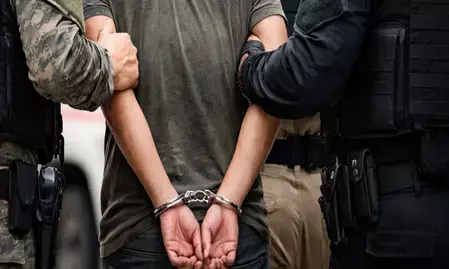 हादी हत्या केस: हत्यारों को बांग्लादेश से बंगाल लाने वाला एजेंट एसटीएफ के हत्थे चढ़ा हादी हत्या केस: हत्यारों को बांग्लादेश से बंगाल लाने वाला एजेंट एसटीएफ के हत्थे चढ़ा