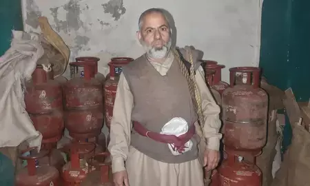 जम्मू-कश्मीर: एलपीजी सिलेंडरों की जमाखोरी और कालाबाजारी का भंडाफोड़, 75 सिलेंडर बरामद