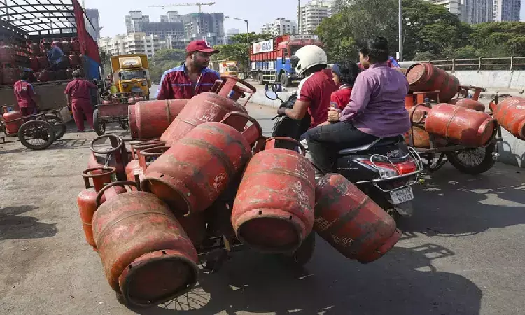 एलपीजी सिलिंडर को लेकर अफवाह फैलाने पर केंद्र की सख्ती, सभी राज्य सरकारों को रोजाना ब्रीफिंग की सलाह