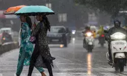 दिल्ली-एनसीआर में मौसम बदला, गरज-चमक के साथ बरसी बारिश